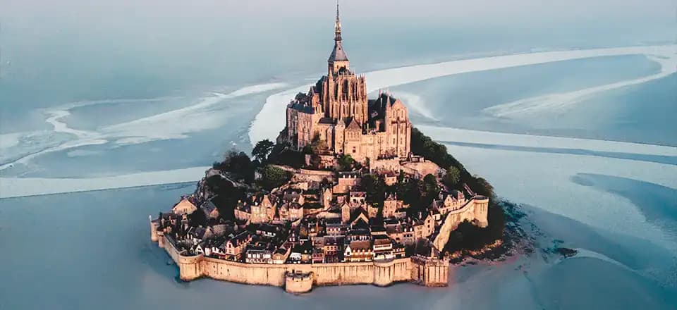 Die befestigte Abtei in der französischen Gemeinde Le Mont-Saint-Michel macht sich die Gezeiten elegant zunutze, was im wohl weitesten Burggraben der Welt resultiert. Le Mont-Saint-Michel